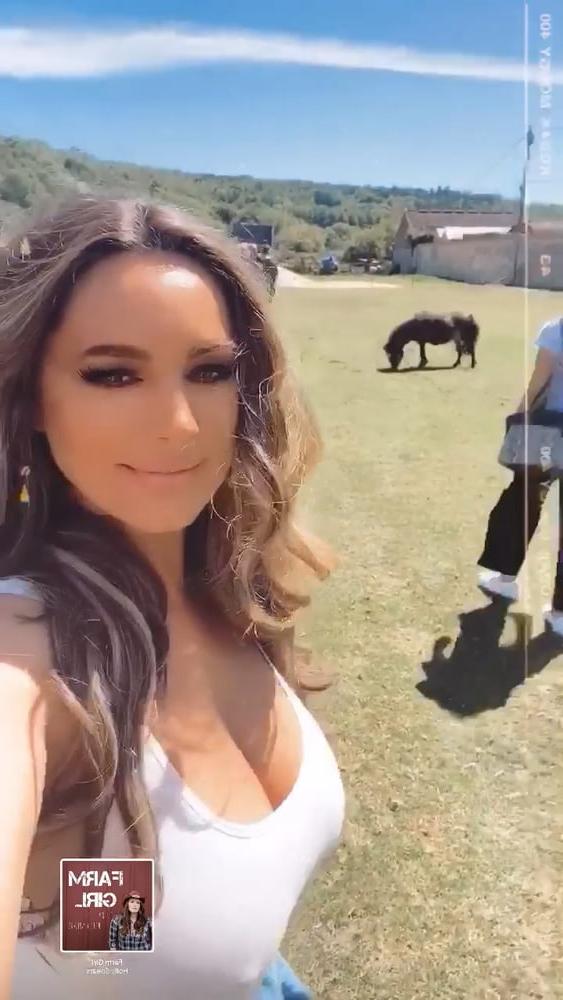 25P Kelly Brook Huge Tits
