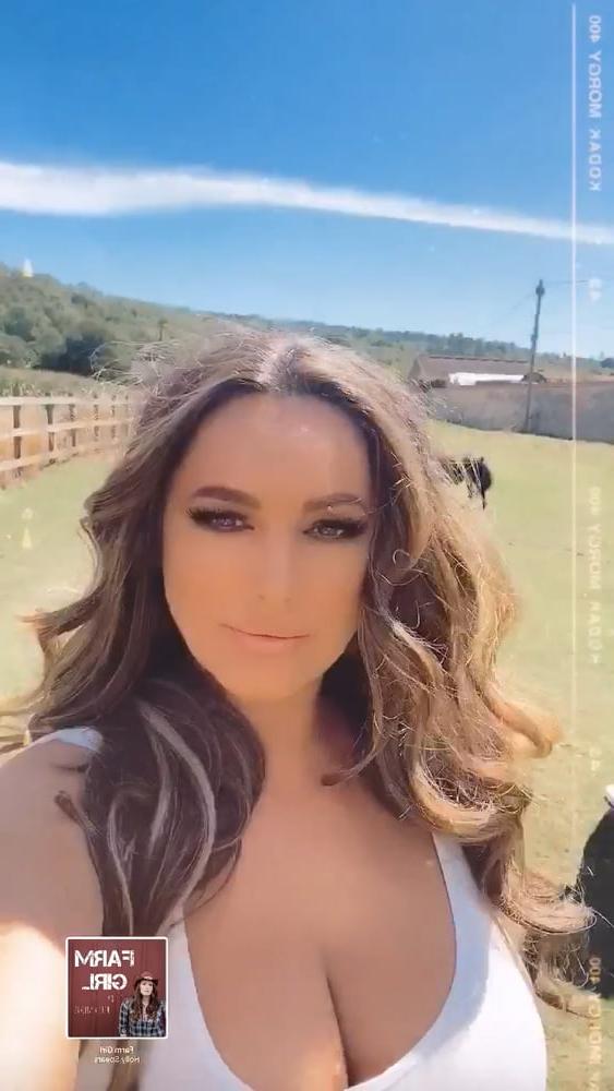 25P Kelly Brook Huge Tits