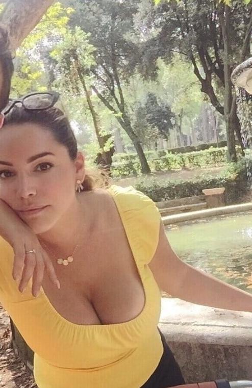 25P Kelly Brook Huge Tits