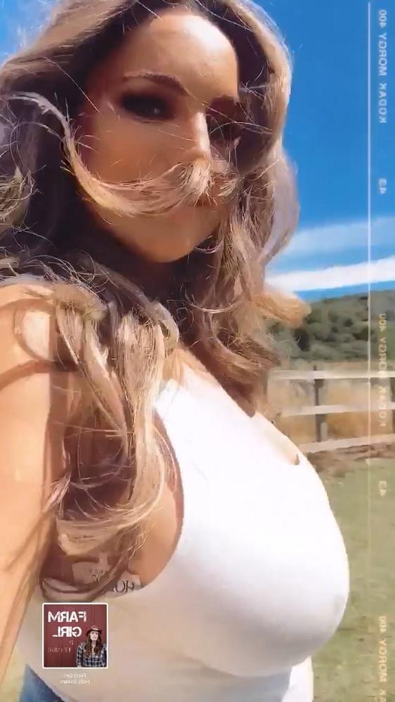 25P Kelly Brook Huge Tits