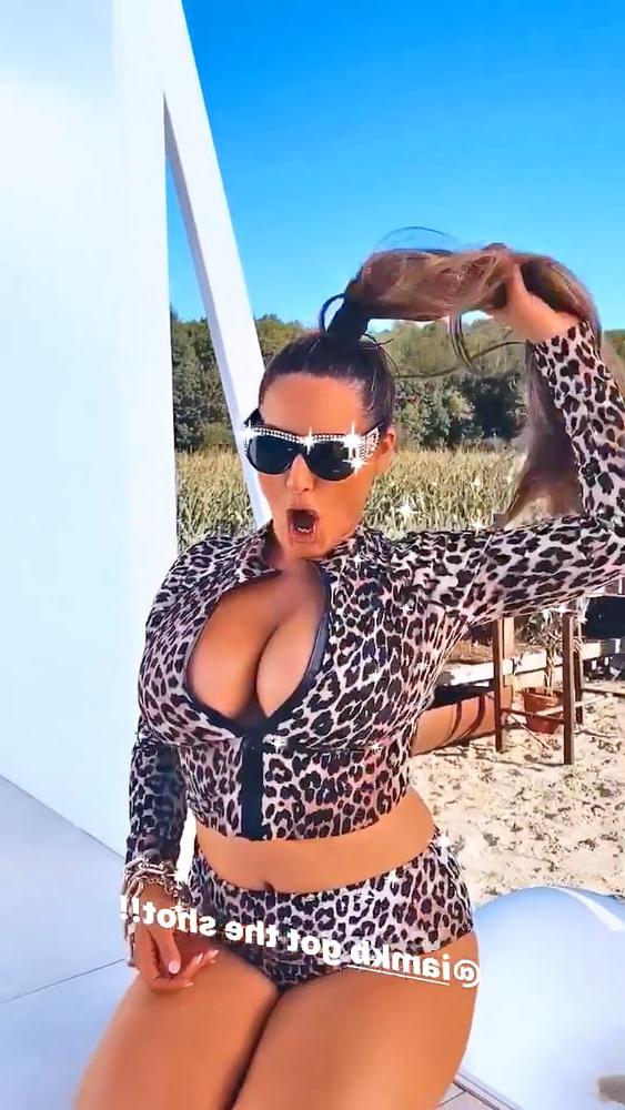 25P Kelly Brook Huge Tits