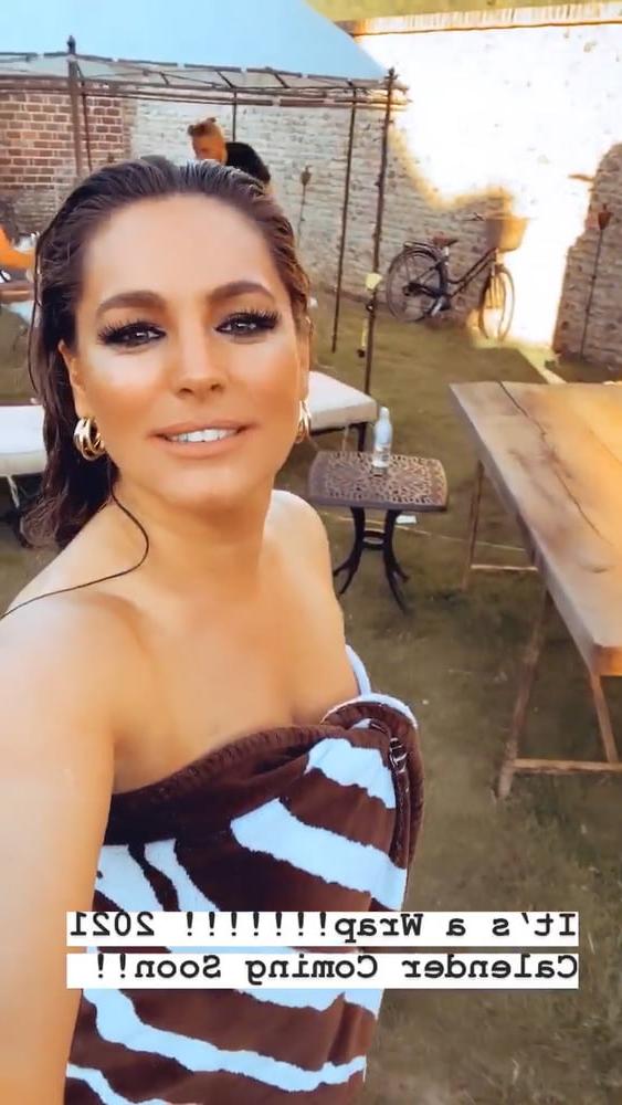 25P Kelly Brook Huge Tits
