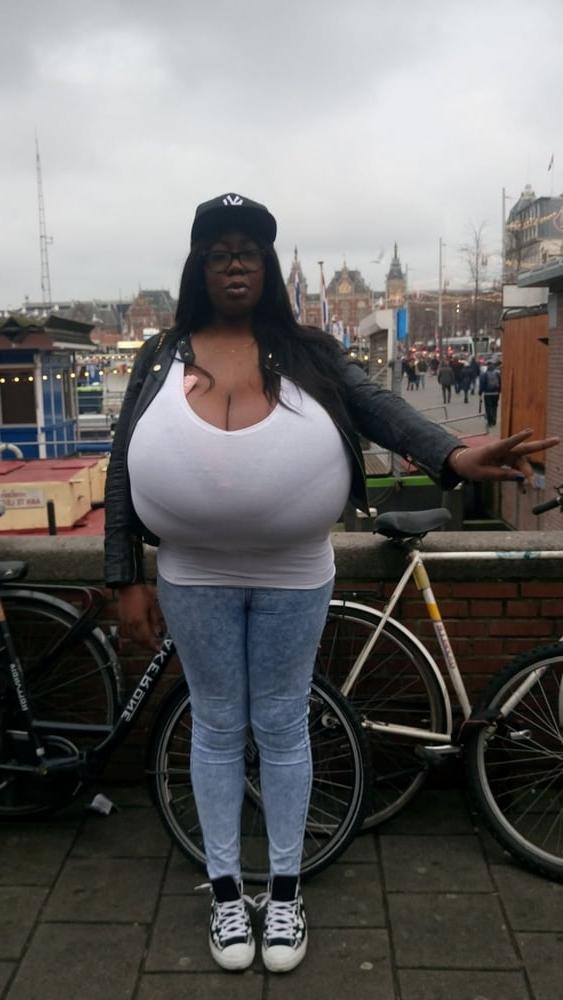 25P Huge Tits Huge Ass3