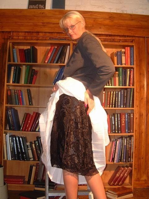 10P Skirt Raising...!
