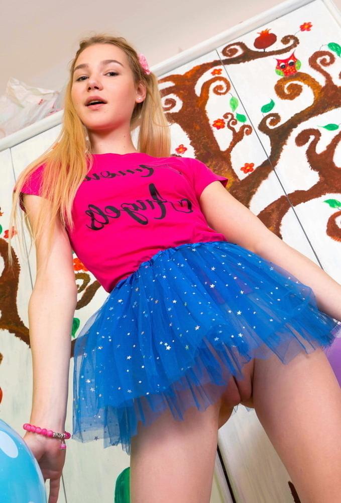 25P No pantie up skirt sluts on display