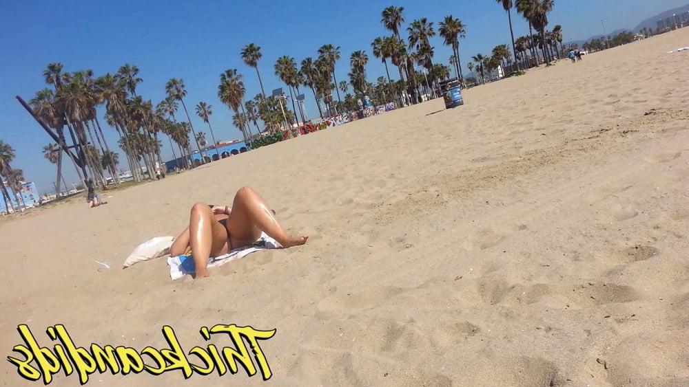 10P Thick ass white girl in bikini, huge pawg ass at the beach