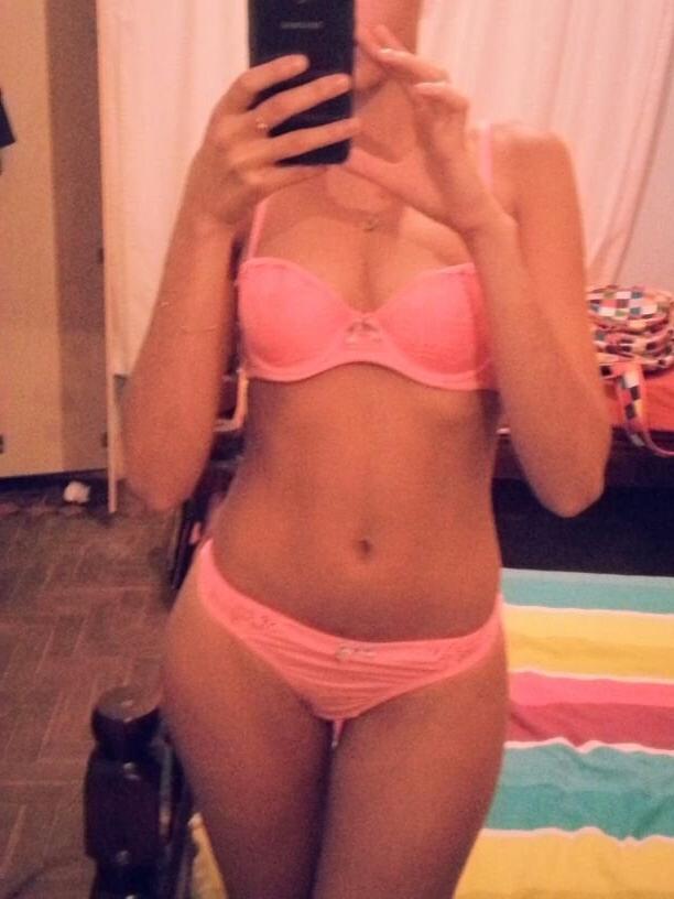 25P Beautiful Slim Girl Exposing Her Nudes