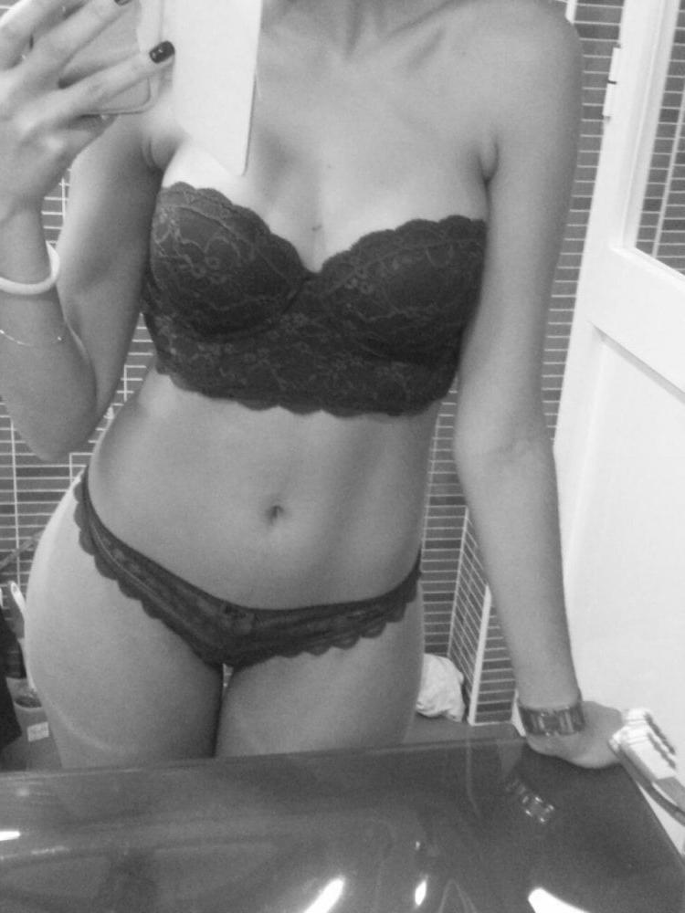 25P Beautiful Slim Girl Exposing Her Nudes