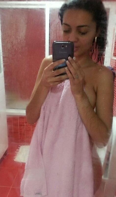25P Beautiful Slim Girl Exposing Her Nudes