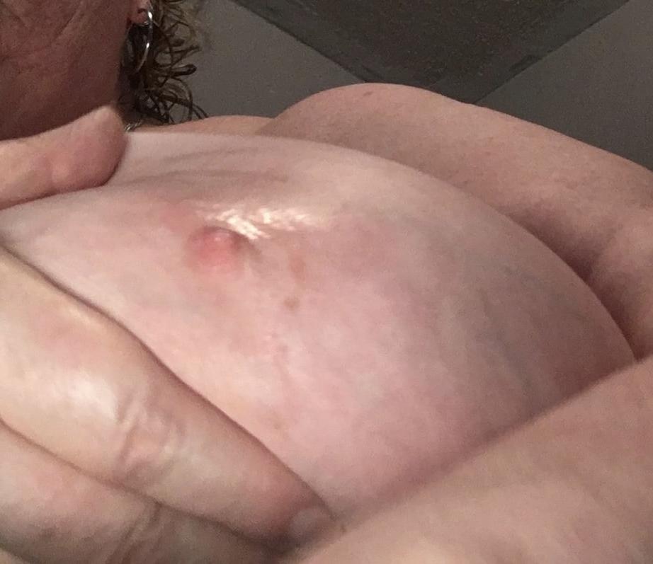 8P 70-year-old skank showsoff her 46 h balloons