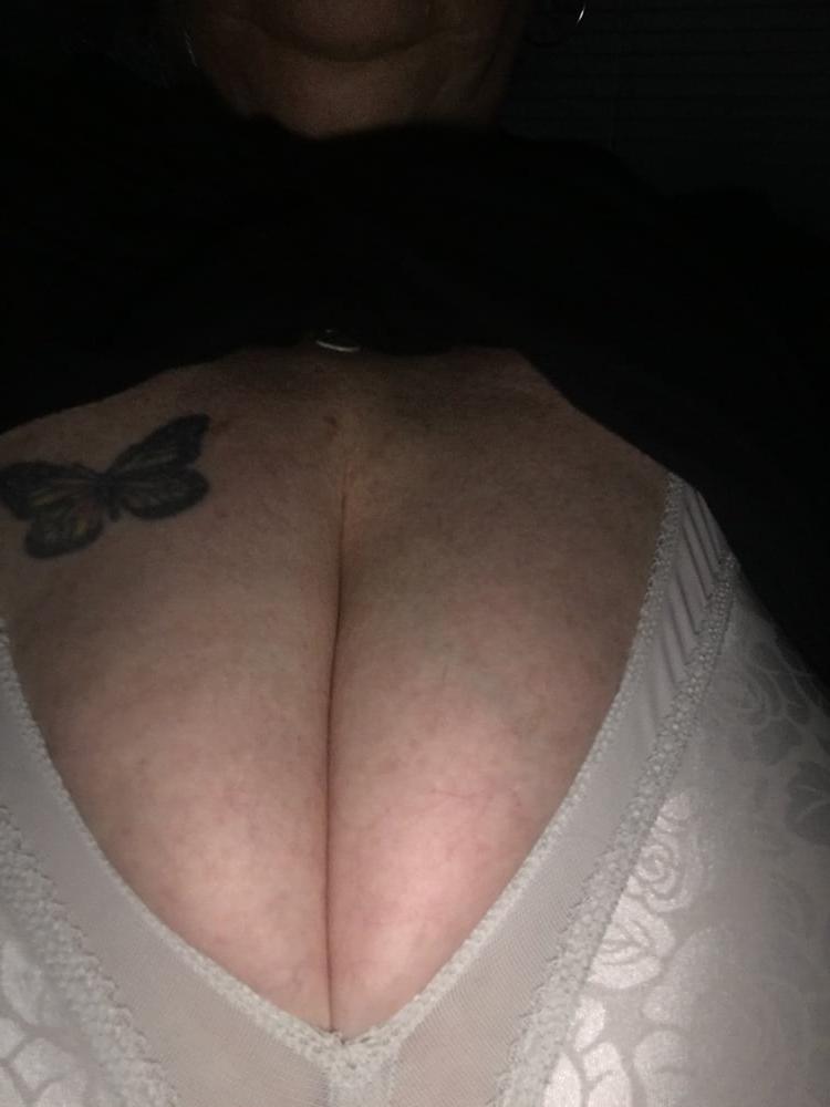 8P 70-year-old skank showsoff her 46 h balloons