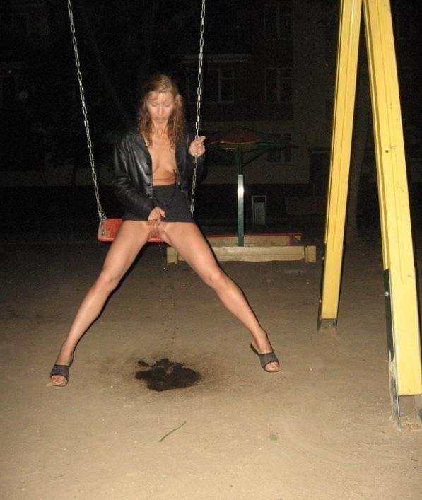 25P Up skirt while swinging without panties