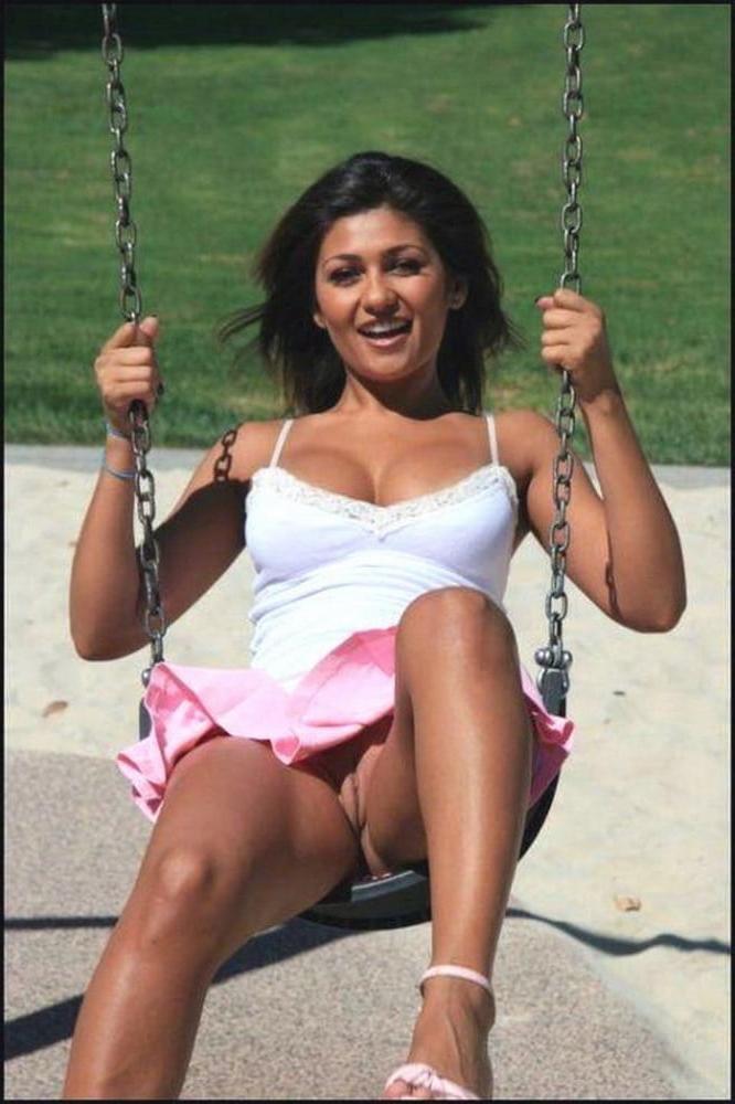 25P Up skirt while swinging without panties
