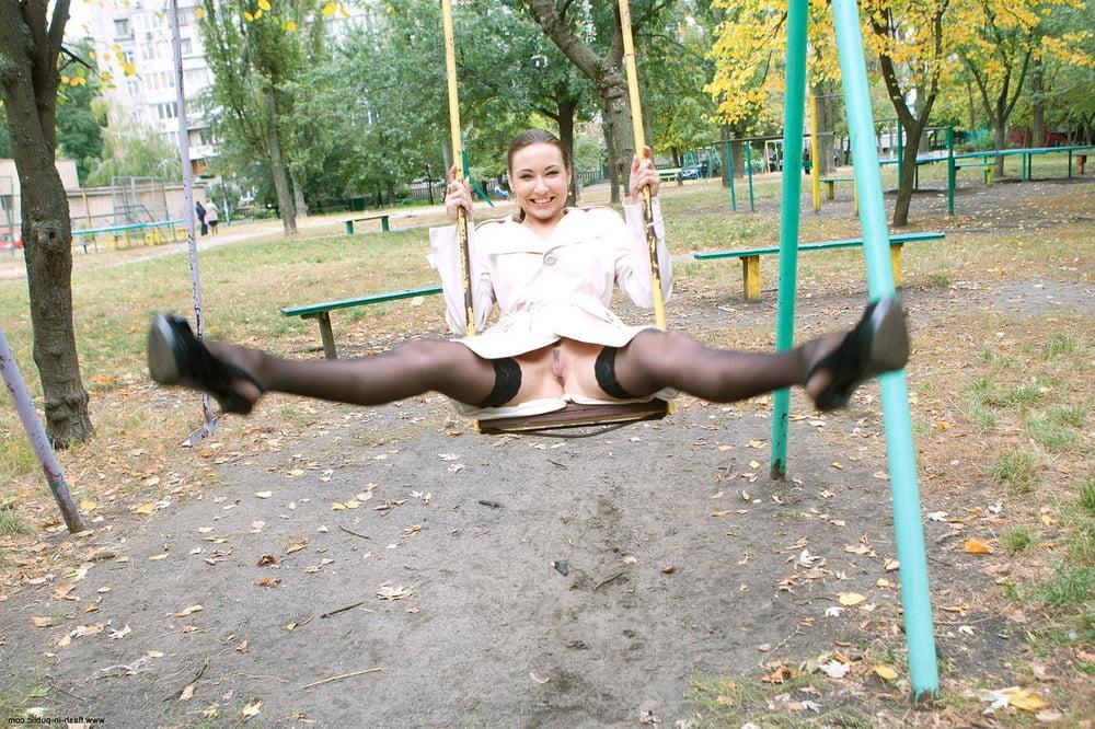 25P Up skirt while swinging without panties