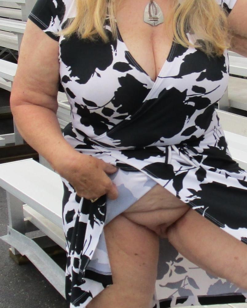 25P Mature up skirt 2