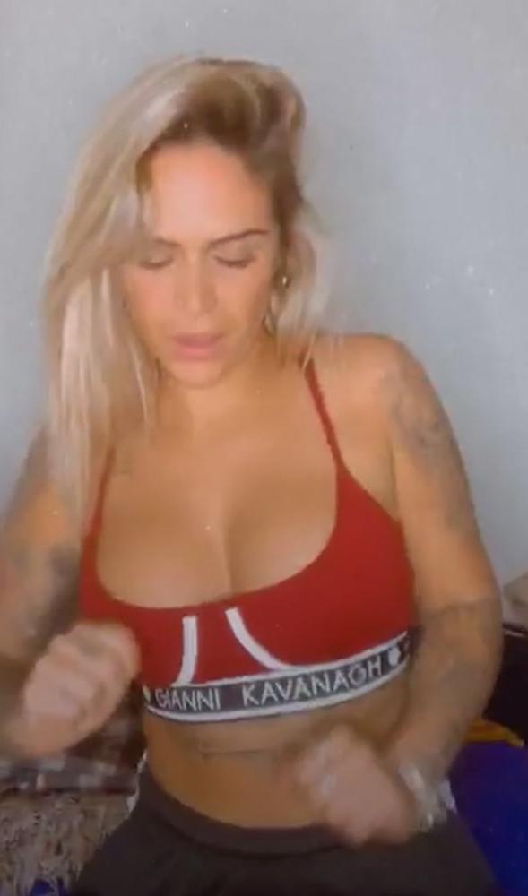 25P Real friend big tits (46) - massive cleavage downblouse